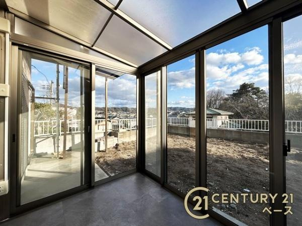 生駒市緑ケ丘　一戸建のその他|■現地撮影写真■広々開放感あるサンルーム！屋根付きで雨の侵入も防ぎます！