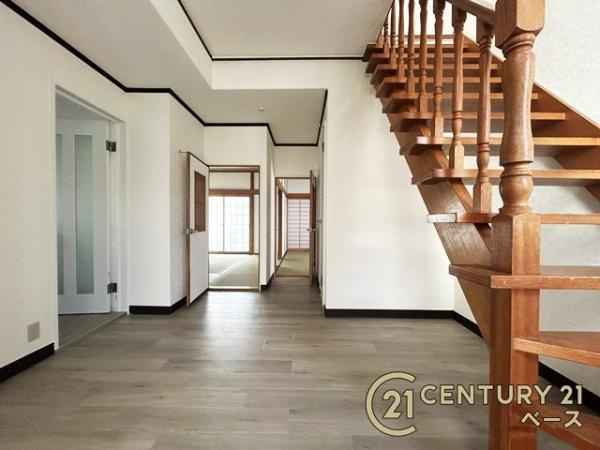 生駒市緑ケ丘　一戸建の玄関|■現地撮影写真■すっきりとした明るい玄関が家族やお客様を迎えてくれます！