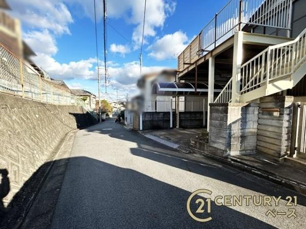 生駒市緑ケ丘　一戸建の前面道路含む現地写真|■現地撮影写真■前面道路は広々でお車の出し入れも楽々！