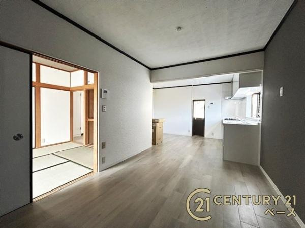 生駒市緑ケ丘　一戸建の居間・リビング|■現地撮影写真■ご家族でくつろいでいただける広々したＬＤＫ約１４帖！