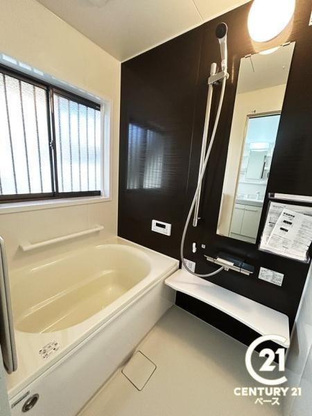 生駒市緑ケ丘　一戸建の浴室|■現地撮影写真■ゆったりしたサイズの浴室！足を伸ばしての入浴は疲れも癒してくれます！