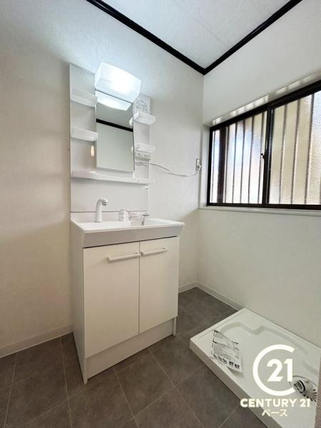 生駒市緑ケ丘　一戸建の独立洗面台|■現地撮影写真■広々とした洗面スペースです！