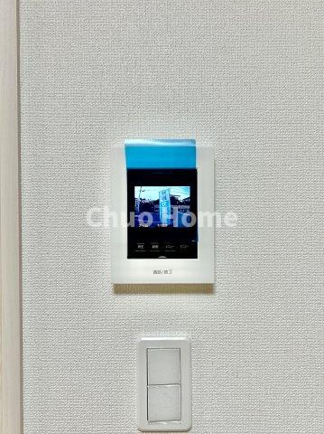 葛飾区東水元5丁目新築分譲住宅のセキュリティ|【モニターホン】誰が来たかすぐにわかるカラーモニター付きインターホン。通話ボタンを押すまでは室内の音は漏れていませんので相手を確かめてから応対できます。