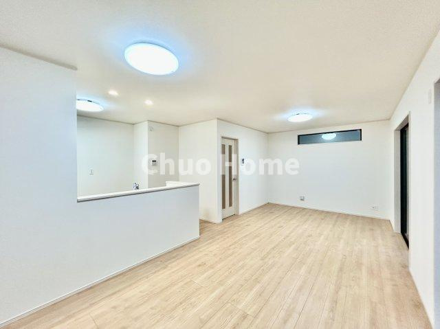 葛飾区東水元5丁目新築分譲住宅のキッチン|視界に広がりを生むオープンなキッチン。料理や片付けをしながら、家族との会話を楽しんだり、リビングで遊ぶ子どもを見守れます。ご見学時には家具の配置などもイメージしながらぜひご覧になって見て下さい。