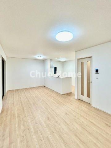 葛飾区東水元5丁目新築分譲住宅の居間・リビング|【リビングダイニング】一日の中で多くの時間を過すことになるリビングダイニングだからこそ、いつも穏やかな空間であることが必然。爽やかな通風と採光を存分に感じる事が出来る空間です。