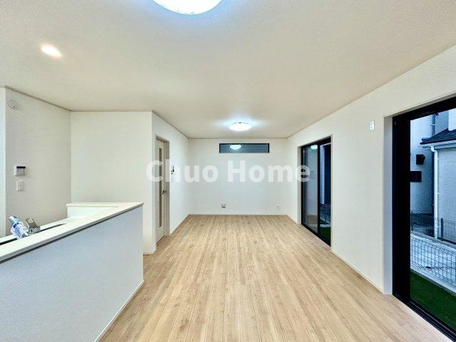 葛飾区東水元5丁目新築分譲住宅のダイニング|【ダイニング】忙しい朝でも、しっかり家族が揃って食事をして頂けるゆとりある大きさのダイニングスペース。奥様が作る手料理をカウンター越しに受けとって頂き、テーブルで囲む素敵な時間を存分に愉しんで下さい。