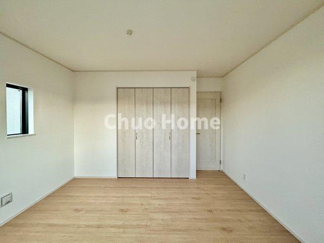 葛飾区東水元5丁目新築分譲住宅の寝室|【寝室】心と体をゆったりと安らげる主寝室。寝室のゆとりが大きい分だけ、暮らしの安らぎは深まります。一日の疲れを癒すだけでなく、ご夫婦の親密な語らいを紡ぎ出します