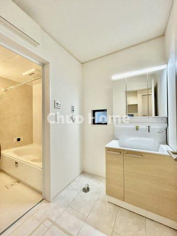 葛飾区東水元5丁目新築分譲住宅のランドリースペース|【ランドリースペース】担当者がスケールを持ち歩いておりますので、ご見学時には現在お使いの洗濯機などがきちんと収まるかなどもチェックして下さい。見学前に測っておくと非常に便利だと思います。