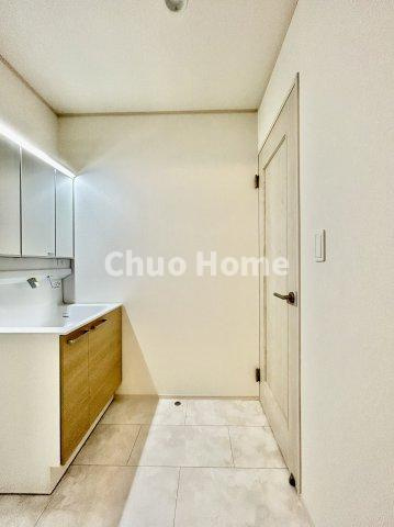 葛飾区東水元5丁目新築分譲住宅の脱衣所|【洗面所】明るい洗面所は朝をすっきりさせてくれる空間です。バタバタしている忙しい朝でも収納が多い洗面台では短い時間で効率良く支度ができます。