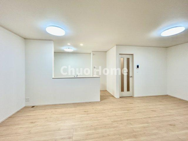 葛飾区東水元5丁目新築分譲住宅の居間・リビング|【居間・リビング】「ＬＤＫは家族団らんをデザイン」広いＬＤＫでは家族が集まり一緒の時間を過ごせる工夫がされております。何気ない一日の当たり前のひとコマがいつか一生の宝物になります