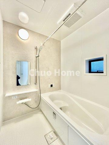 葛飾区東水元5丁目新築分譲住宅の浴室|【バスルーム】暖房換気乾燥機付きシステムバスルーム。暖房・冷風・換気・乾燥など、毎日を快適に過ごせるうれしい機能が揃っています。雨の日の洗濯物も安心です。