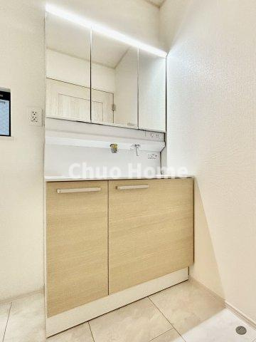 葛飾区東水元5丁目新築分譲住宅の独立洗面台|【洗面化粧台】洗面化粧台には三面鏡を採用。身だしなみを整えやすい事はもちろんですが、鏡の後ろに収納スペースを設ける事により、散らかりやすい洗面スペースをすっきりさせる事が出来るのも嬉しいですね