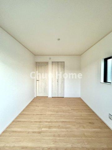 葛飾区東水元5丁目新築分譲住宅の洋室|【洋室】快適に過ごす条件は、一人ひとり違います。だからこそ飾り過ぎないシンプルな内装と偏り過ぎないデザインで統一しております。居住していく中でオーナー様だけの【マイホーム】に創り上げて下さい