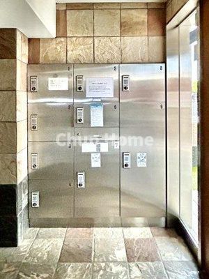 【設備】 | フェイム小岩レジデンスタワー | 【宅配ボックス】在宅時・不在時に関わらず、居住者の代わりに非対面で宅配物を受け取ってくれる便利な設備です。わかりやすくご説明致しますので見学時にはお部屋だけではなく共用部分もぜひチェックしてください。