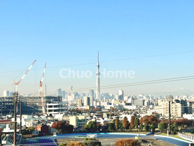 【展望】 | フェイム小岩レジデンスタワー | 手を伸ばせば、ふれることが出来そうな環境が、そのままインテリアになったような印象です。その豊かな眺望にふさわしい空間には、通風・採光にも優れ、心地よい光と風があふれています