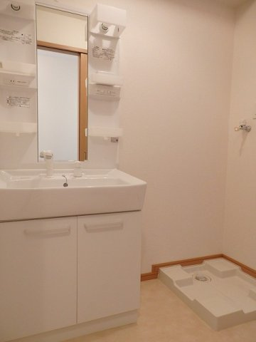 ベル　フィオーレ　Ⅱの洗面所|脱衣スペースもあります