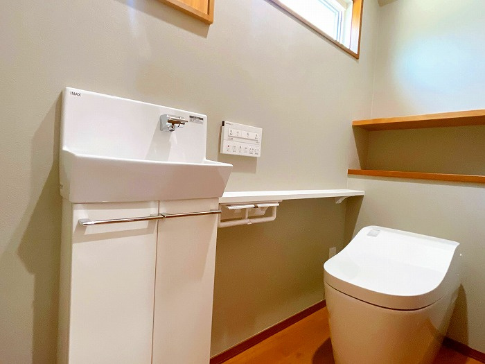 岡山市北区高松原古才 中古住宅のトイレ|◆1階トイレの様子です。