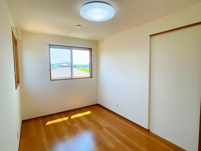 岡山市北区高松原古才 中古住宅の洋室|◆南東側洋室の様子です。