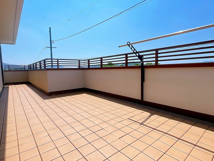 岡山市北区高松原古才 中古住宅のバルコニー|◆広々としたバルコニーは日当たり良好です。