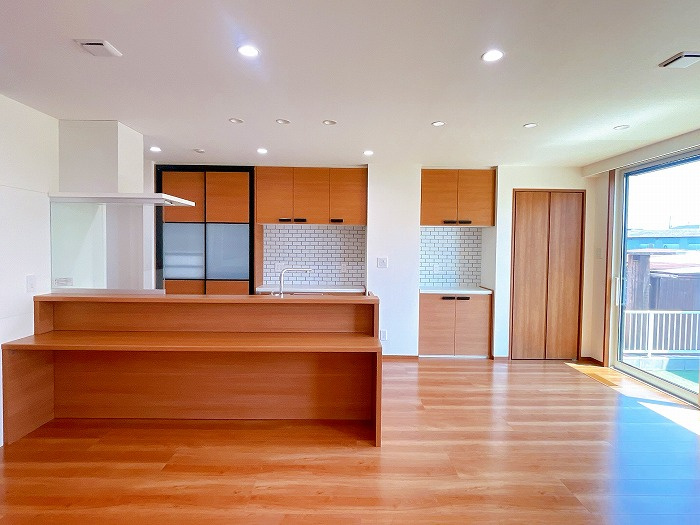 岡山市北区高松原古才 中古住宅の居間・リビング|◆別角度からのLDKの様子です。