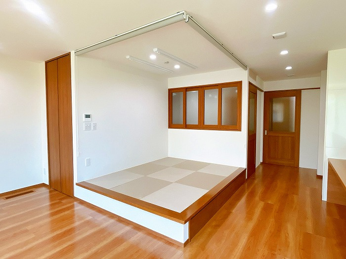 岡山市北区高松原古才 中古住宅の和室|◆リビングの横には小上がりタイプの和室があります。