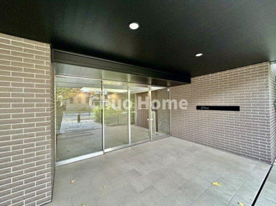 【エントランス】 | プレイズ北千住 | 【エントランス】マンションのエントランスは、その物件の印象を決める、顔とも言える場所です。毎日通る場所ですからきれいなのが一番です。