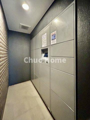 【設備】 | プレイズ北千住 | 【宅配ボックス】在宅時・不在時に関わらず、居住者の代わりに非対面で宅配物を受け取ってくれる便利な設備です。わかりやすくご説明致しますので見学時にはお部屋だけではなく共用部分もぜひチェックしてください。