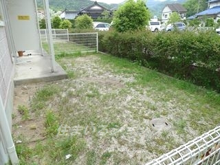 広島市安佐北区上深川町のアパートの庭