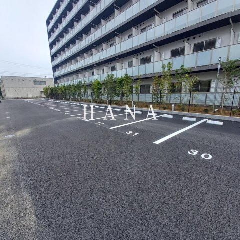 ケイディーエックスレジデンス原木中山の駐車場