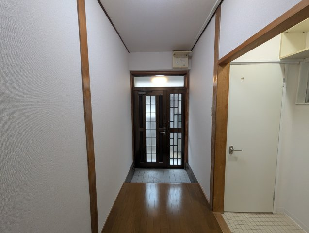 伊丹市春日丘２丁目貸家の玄関