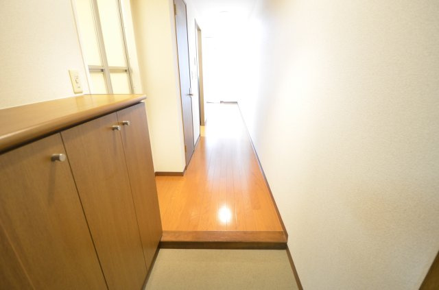 学園カレッジハイツの玄関