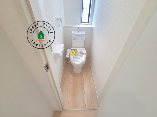 熊本市西区田崎3丁目第1-2棟(1号棟)の内観：施工例|トイレ・ウォシュレット付。快適で衛生的な洗浄機能付温水シャワートイレです。収納や手すりもついてます。