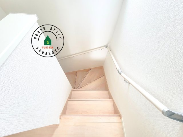 熊本市西区田崎3丁目第1-2棟(1号棟)の内観：施工例|＜手すり付階段＞手すりがないと階段の昇り降りで危険なことはもちろん、壁に手をつきながら歩くことで壁紙が汚れやすくなります。すべての方に快適に昇り降りしていただくため、手すりを設置しました。
