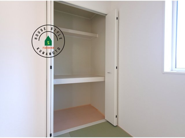 熊本市西区田崎3丁目第1-2棟(1号棟)の内観：施工例|壁面クローゼットのメリットは、衣類が横一列に並ぶためひと目で洋服が選びやすいこと。衣類をたくさんお持ちの方も、限られたスペース内に無理なく収納することができます。