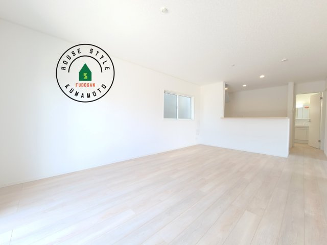 熊本市西区田崎3丁目第1-2棟(1号棟)の内観：施工例|キッチンからリビングをしっかり確認できます。家族の笑顔があふれる空間になりそうですね。※家具はCGを合成したものです。