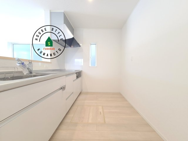 熊本市西区田崎3丁目第1-2棟(1号棟)の内観：施工例|カウンターキッチンなら、リビングで遊ぶ子供の様子を見ながら料理ができるので安心です。料理を運んでもらったり、子供にお手伝いしてもらいやすいのもいいですね。