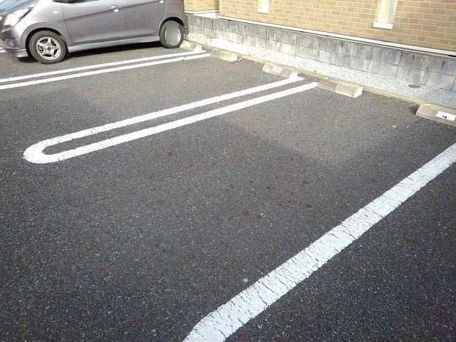 サンエスポワールⅢの駐車場