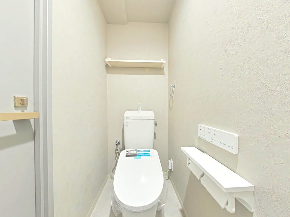 サーパス西古松Iのトイレ|・トイレ収納スペースも付いており、清潔感あるトイレです。
