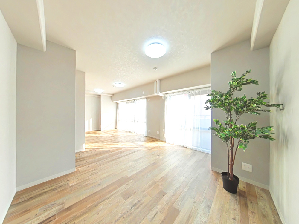 サーパス西古松Iの居間・リビング|・リビングダイニング1
日中は電気を付けなくても明るいです！