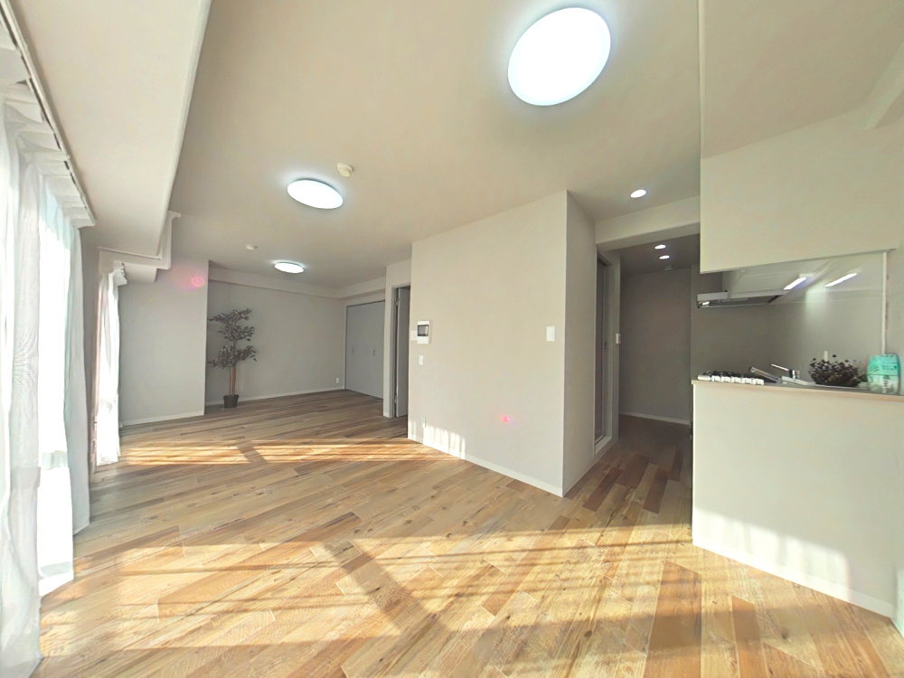 サーパス西古松Iの居間・リビング|・リビングダイニング2
南側リビングになります！