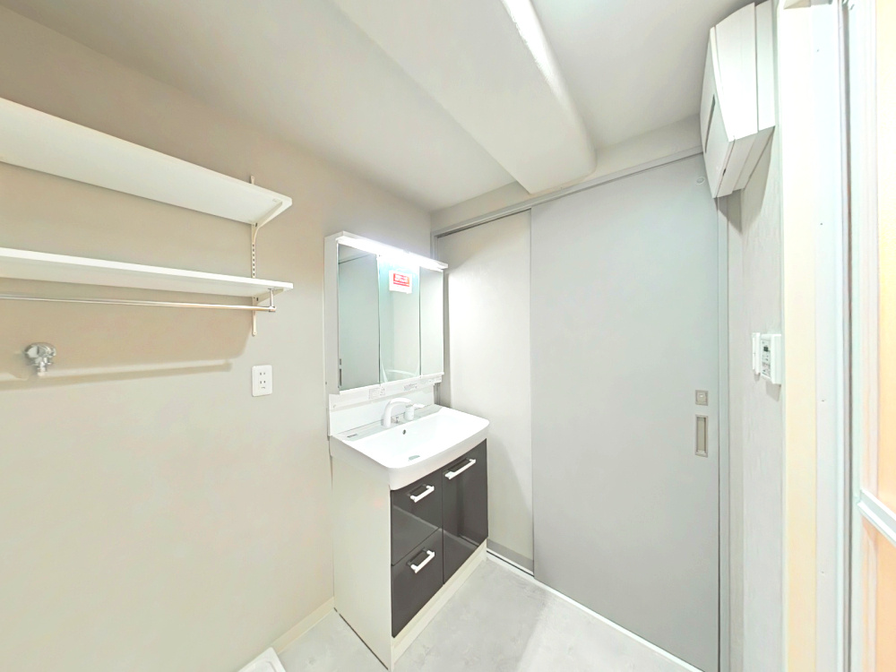 サーパス西古松Iの洗面所|・サニタリースペース
収納棚もついております！