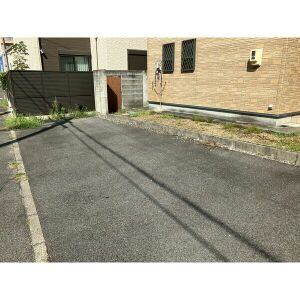 古知野町久保見６６貸家の駐車場