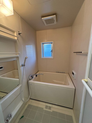 【浴室】 | コーポラス坂本 | 家族の入浴時間がずれても温められる追い焚き機能付きのバスルーム☆小窓があるので湿気がこもりにくくて良いですね☆