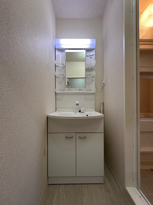 【洗面所】 | コーポラス坂本 | 洗髪洗面化粧台で忙しい朝にも寝癖の付いた頭にも優しい☆お化粧するときにも大活躍です♪