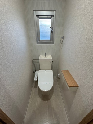 【トイレ】 | コーポラス坂本 | トイレは温水洗浄便座付き♪人気のバストイレ別です♪窓のあるトイレで換気もOK☆嫌なニオイがこもりません♪