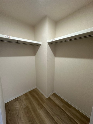 【収納】 | コーポラス坂本 | 洋室5.7帖のお部屋にあるウォークインクローゼットです♪たっぷり収納できてお洋服や荷物が多くてもお部屋すっきり☆