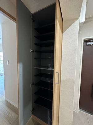 【玄関】 | コーポラス坂本 | シューズボックスがあるので靴が散らからずいつでも玄関すっきり♪お客様もスムーズにお出迎えできますね♪