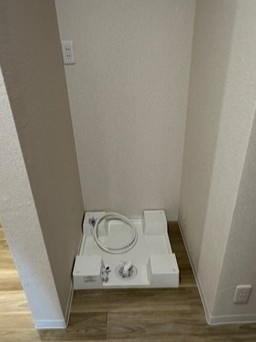 【設備】 | コーポラス坂本 | 廊下にある室内洗濯機置き場です♪防水パンが付いているので万が一の漏水にも安心です！