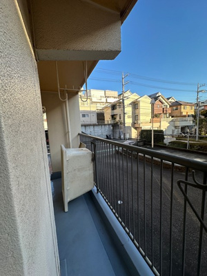 【バルコニー】 | コーポラス坂本 | バルコニーは南東向きなので、晴れた日のお洗濯物は朝からよく乾きそう☆3部屋から出入りできるのでお洗濯物の出し入れに便利♪