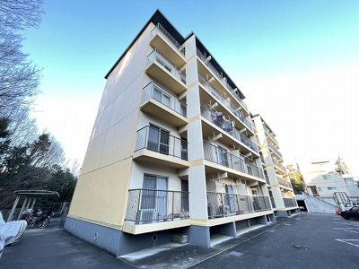 【外観】 | コーポラス坂本 | 小田急線「新百合ヶ丘」駅まで徒歩7分！鉄筋コンクリートの5階建てマンションです♪通勤通学はもちろん、お買い物やお出かけにもGood☆